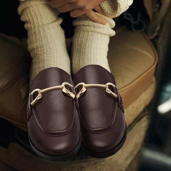 NWOB Womens Brown Loafers With Gold Chain. Size 9.5 - Picture 9 of 9